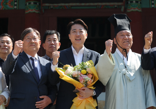 이준석 개혁신당 대선 후보가 14일 부산 동래향교를 방문해 성균관유도회 관계자들과 기념촬영을 하고 있다. 연합뉴스